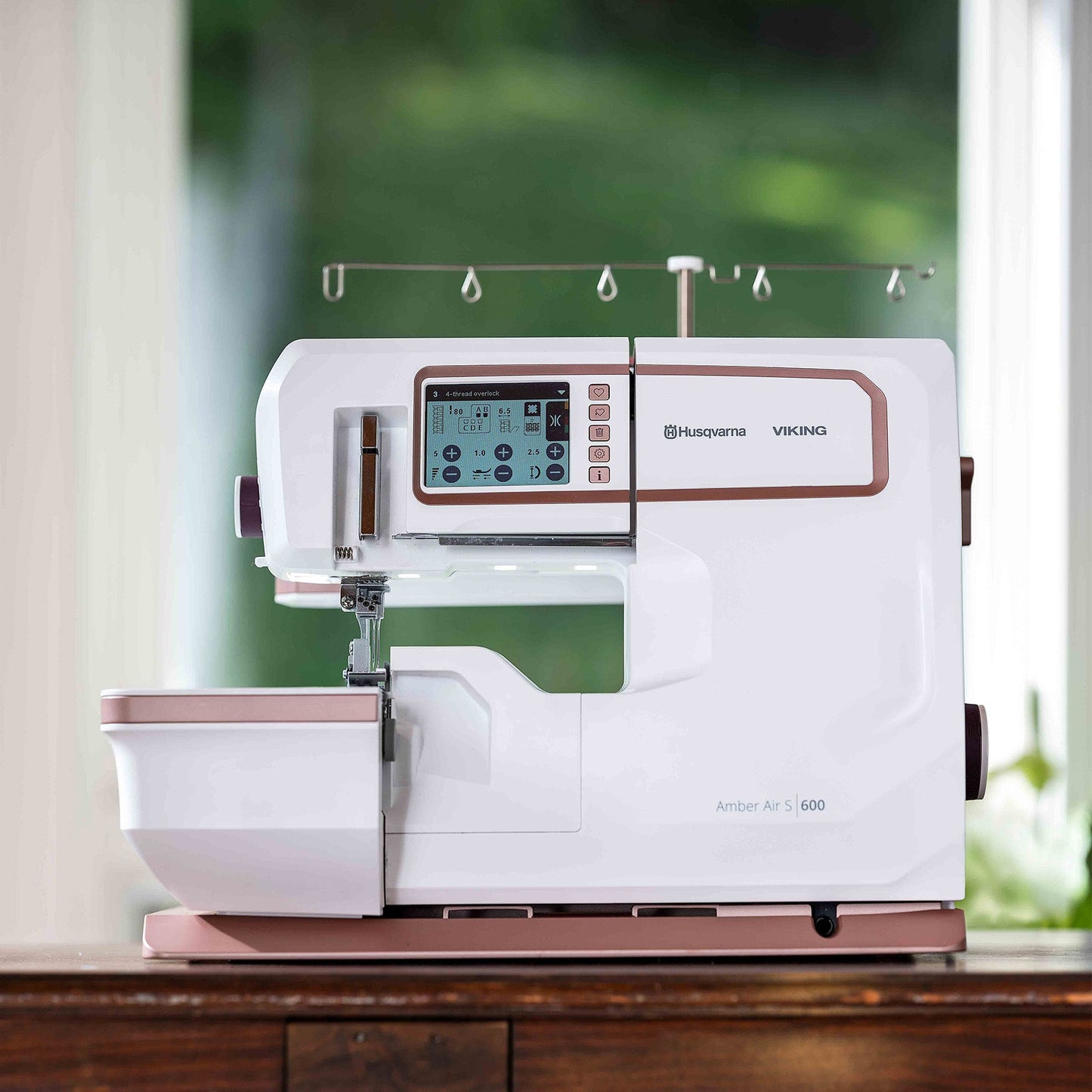 HUSQVARNA® VIKING® AMBER™ Air S | 600 Coverlock Machine - Prismatic Fiber Arts