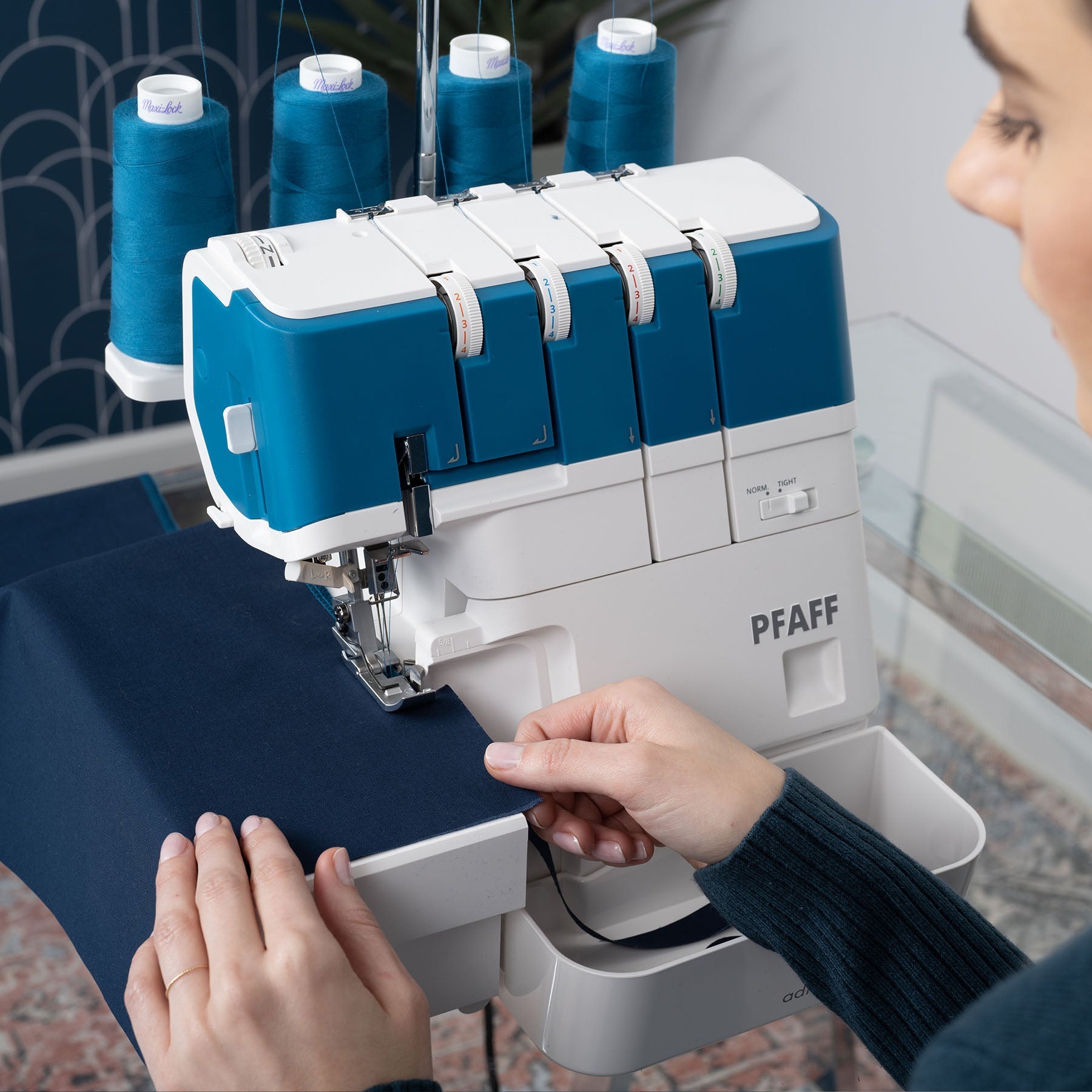 PFAFF® admire™ air 5000 Overlock Machine - Prismatic Fiber Arts