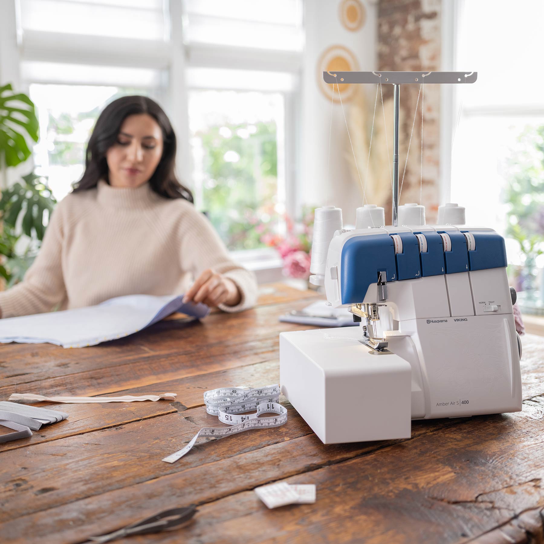 HUSQVARNA® VIKING® AMBER™ Air S | 400 Overlock Machine - Prismatic Fiber Arts