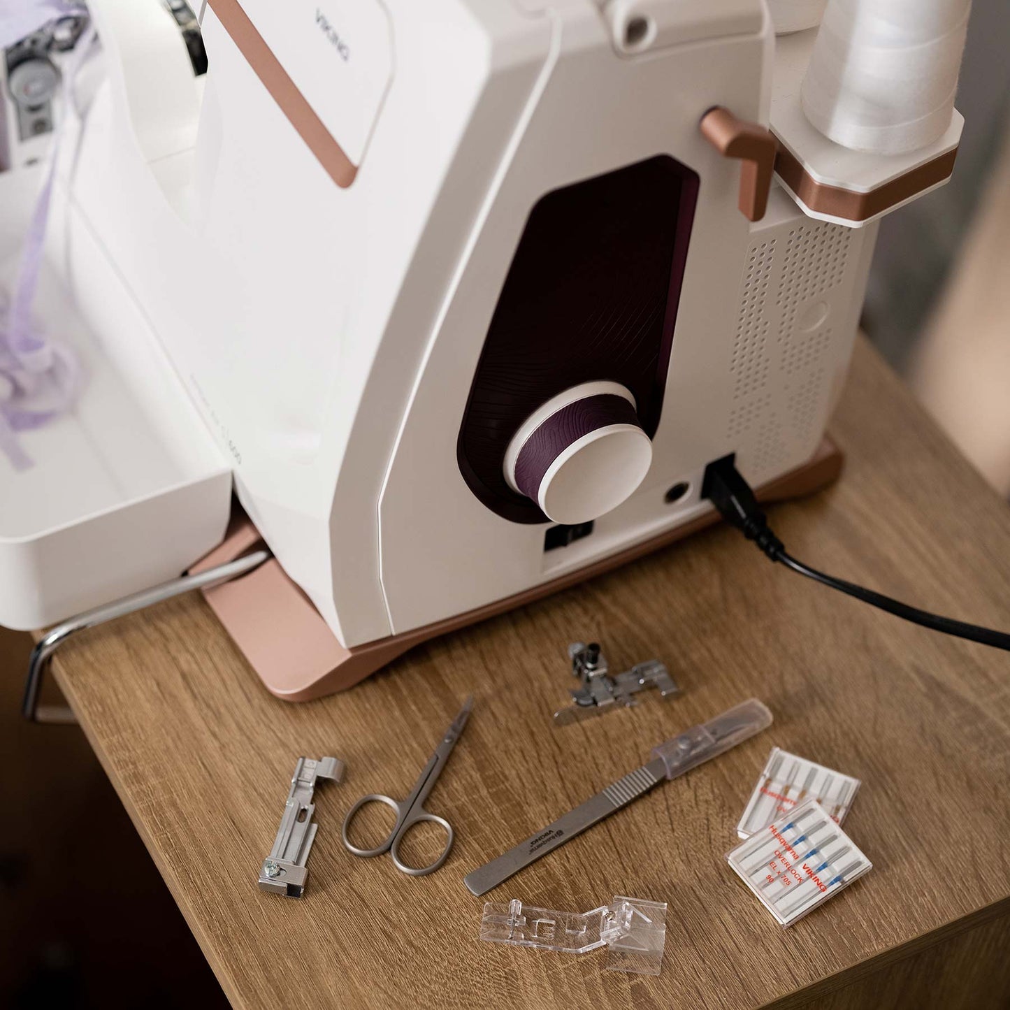 HUSQVARNA® VIKING® AMBER™ Air S | 600 Coverlock Machine - Prismatic Fiber Arts