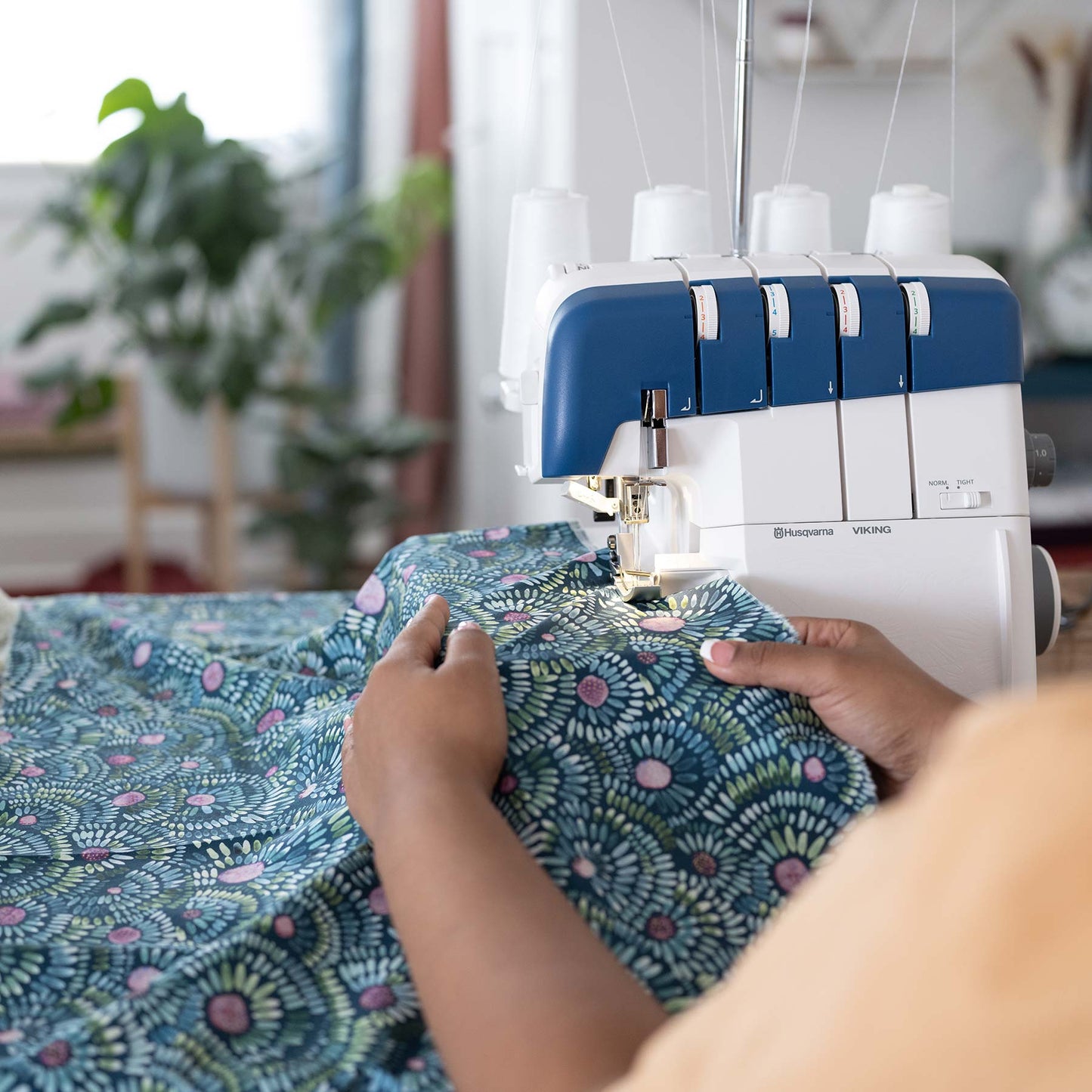 HUSQVARNA® VIKING® AMBER™ Air S | 400 Overlock Machine - Prismatic Fiber Arts