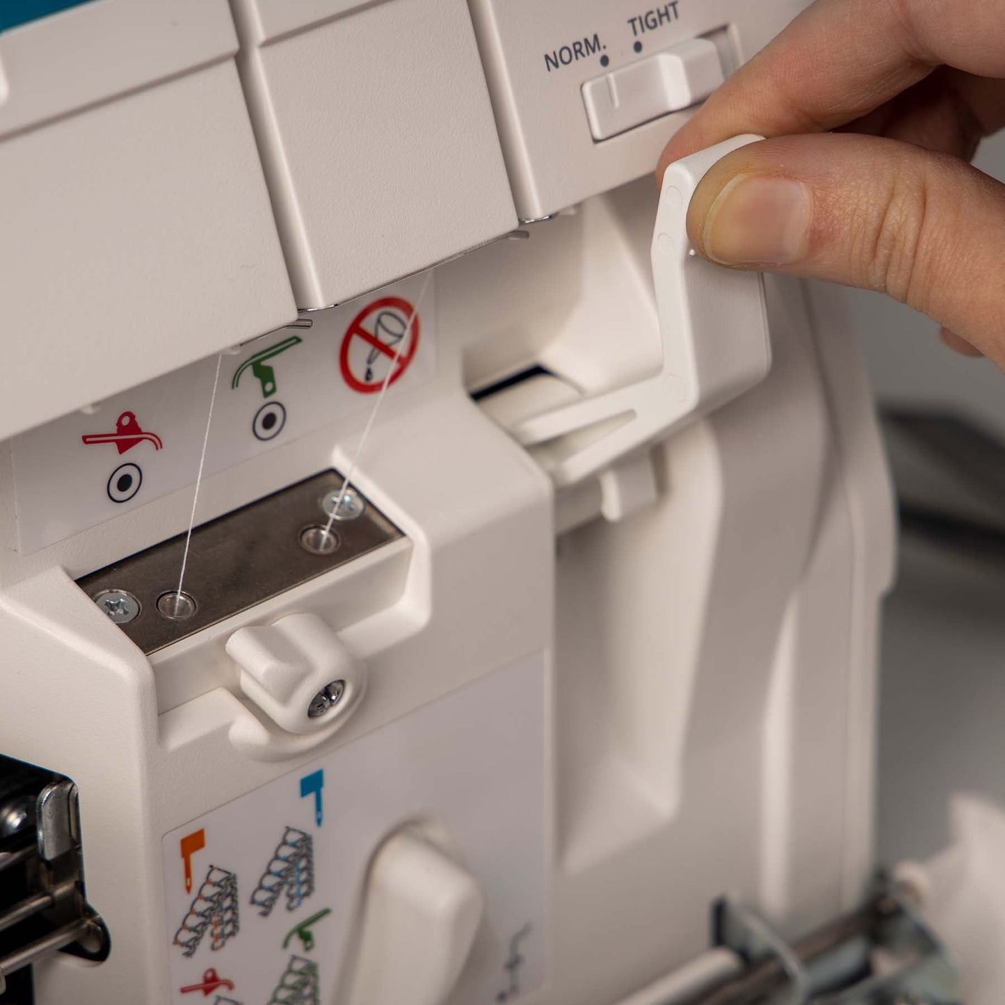 PFAFF® admire™ air 5000 Overlock Machine - Prismatic Fiber Arts