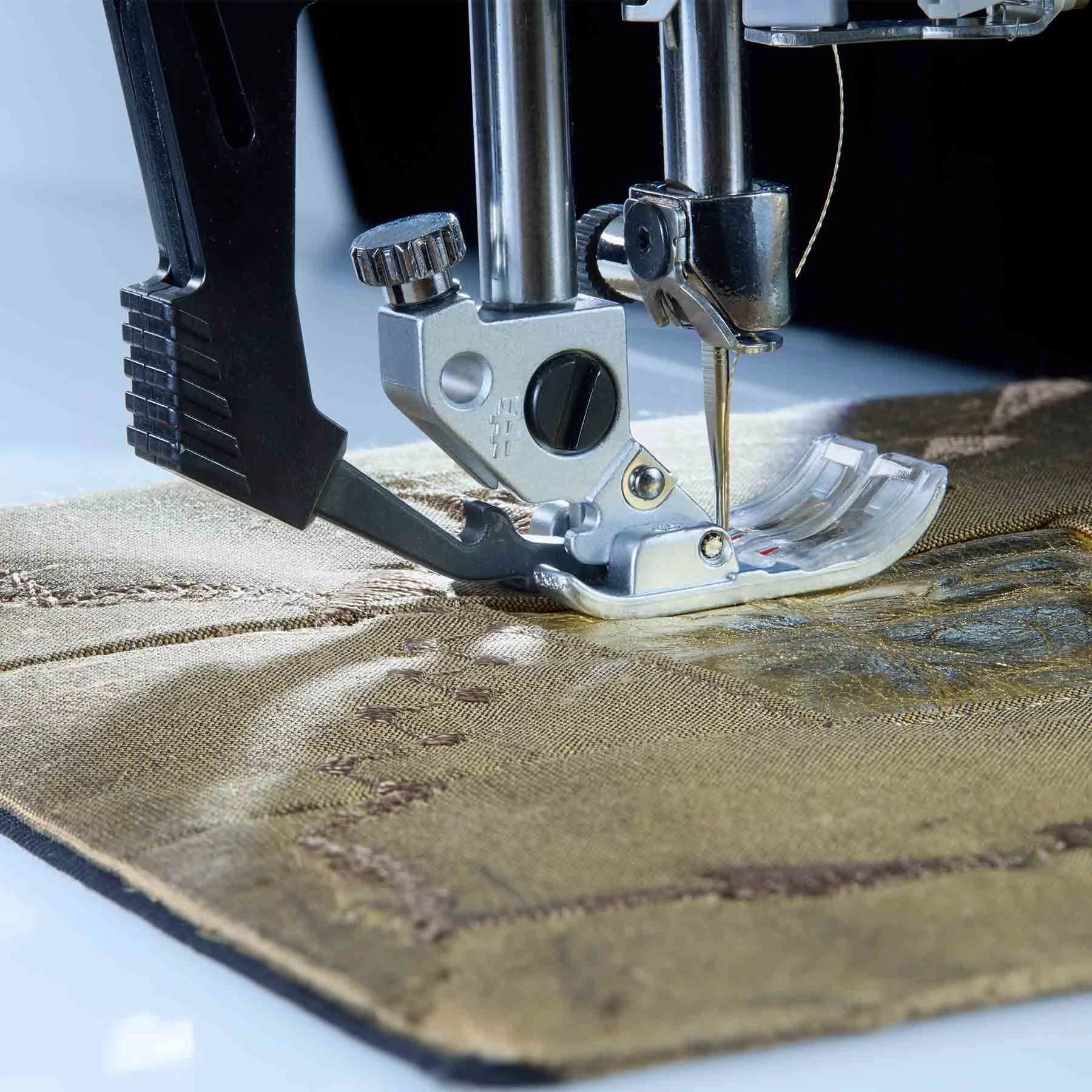 PFAFF® quilt expression™ 725 Sewing Machine - Prismatic Fiber Arts