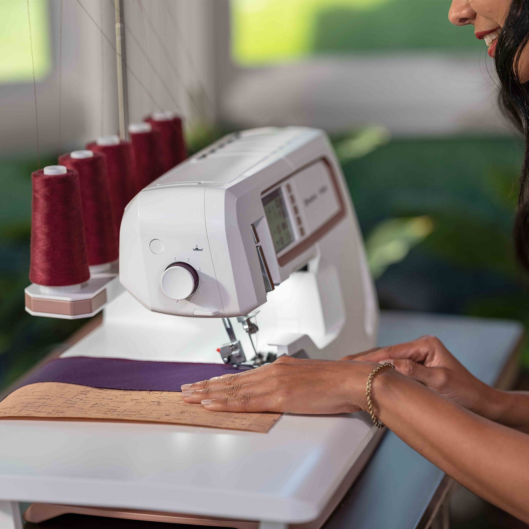 HUSQVARNA® VIKING® AMBER™ Air S | 600 Coverlock Machine - Prismatic Fiber Arts