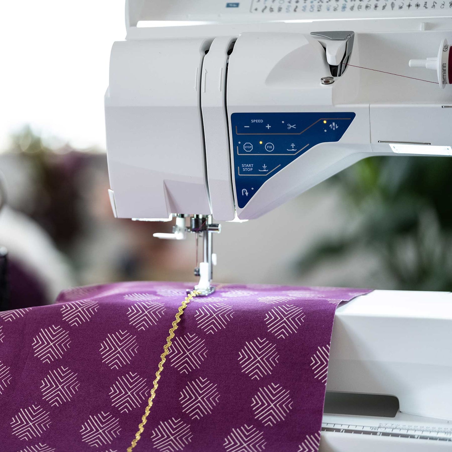 HUSQVARNA® VIKING® SAPPHIRE™ 930 Sewing Machine - Prismatic Fiber Arts