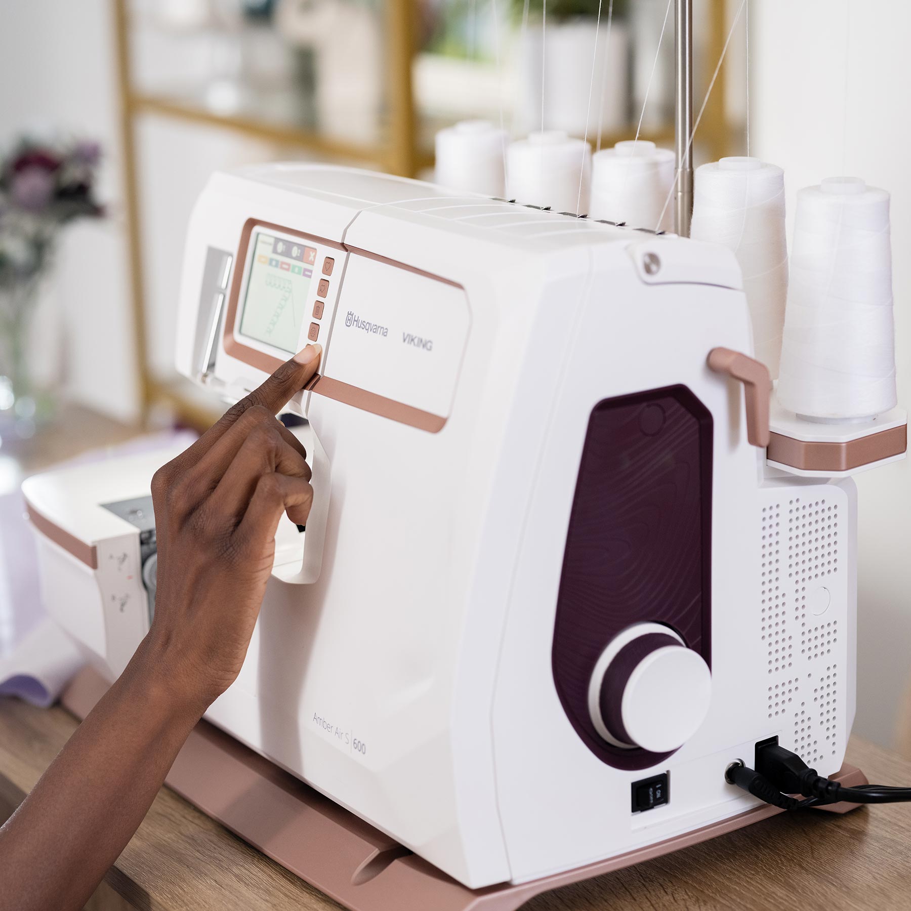 HUSQVARNA® VIKING® AMBER™ Air S | 600 Coverlock Machine - Prismatic Fiber Arts
