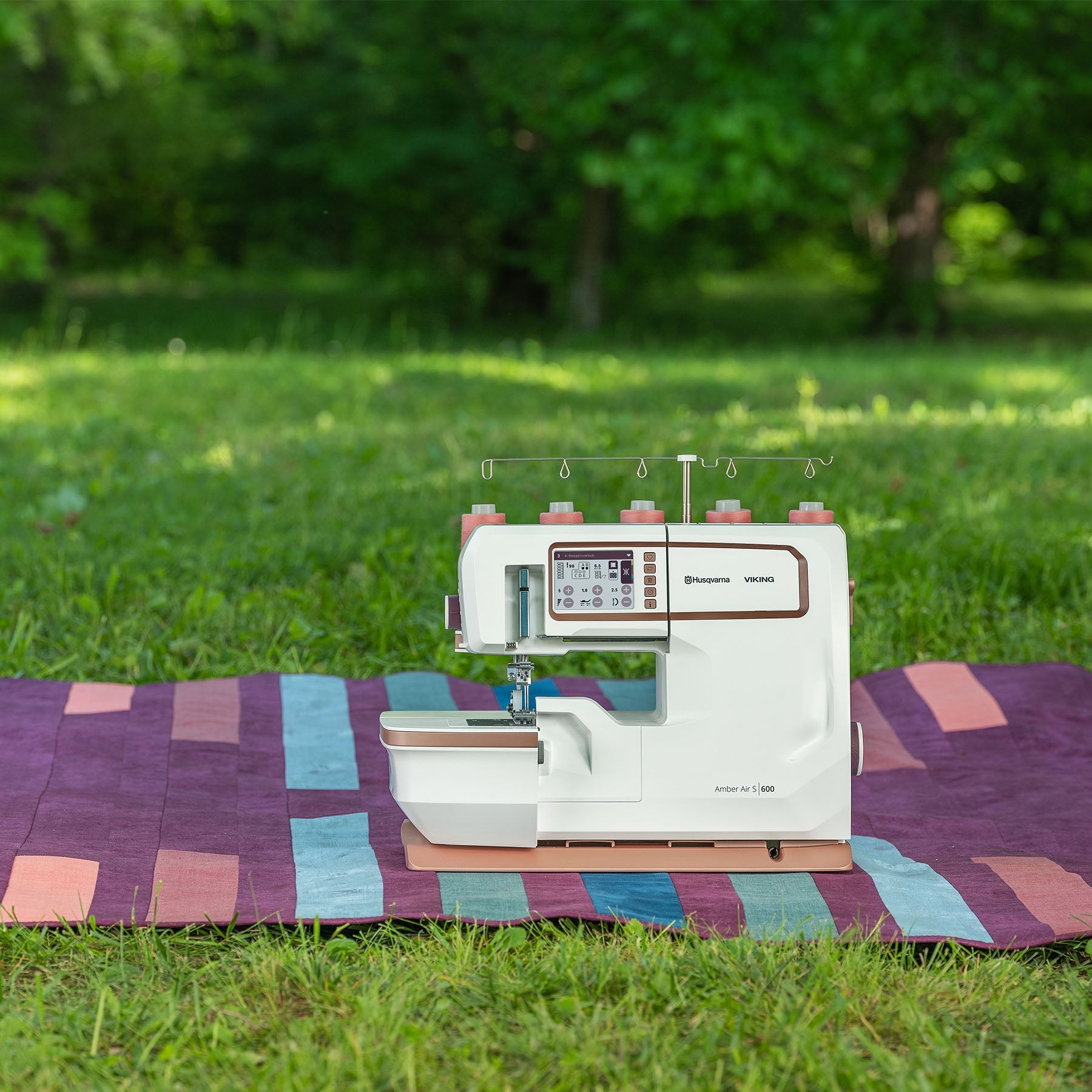 HUSQVARNA® VIKING® AMBER™ Air S | 600 Coverlock Machine - Prismatic Fiber Arts