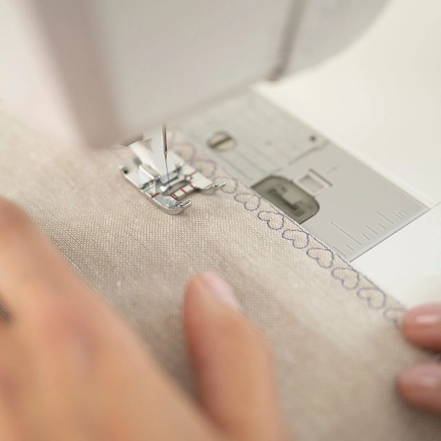 HUSQVARNA® VIKING® DESIGNER QUARTZ™ 29 Sewing & Embroidery Machine - Prismatic Fiber Arts