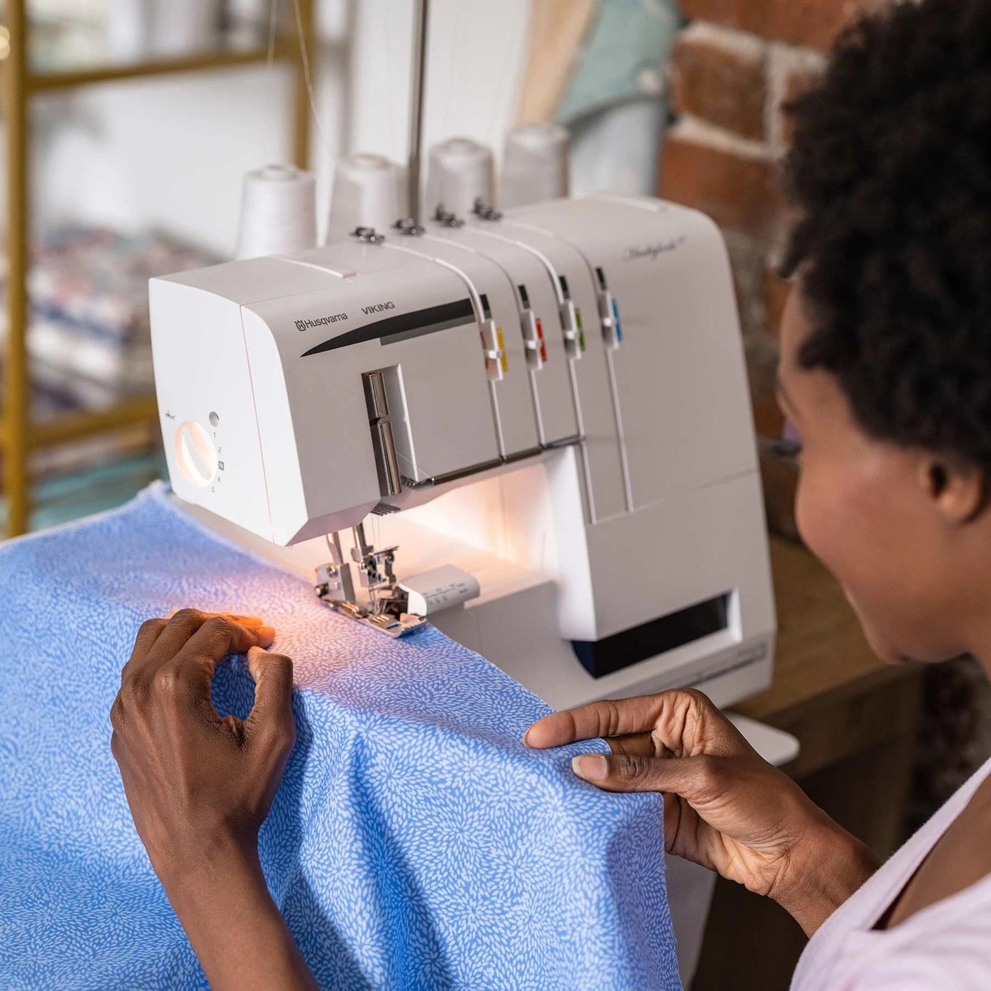 HUSQVARNA® VIKING® HUSKYLOCK™ S21 Overlock Machine - Prismatic Fiber Arts