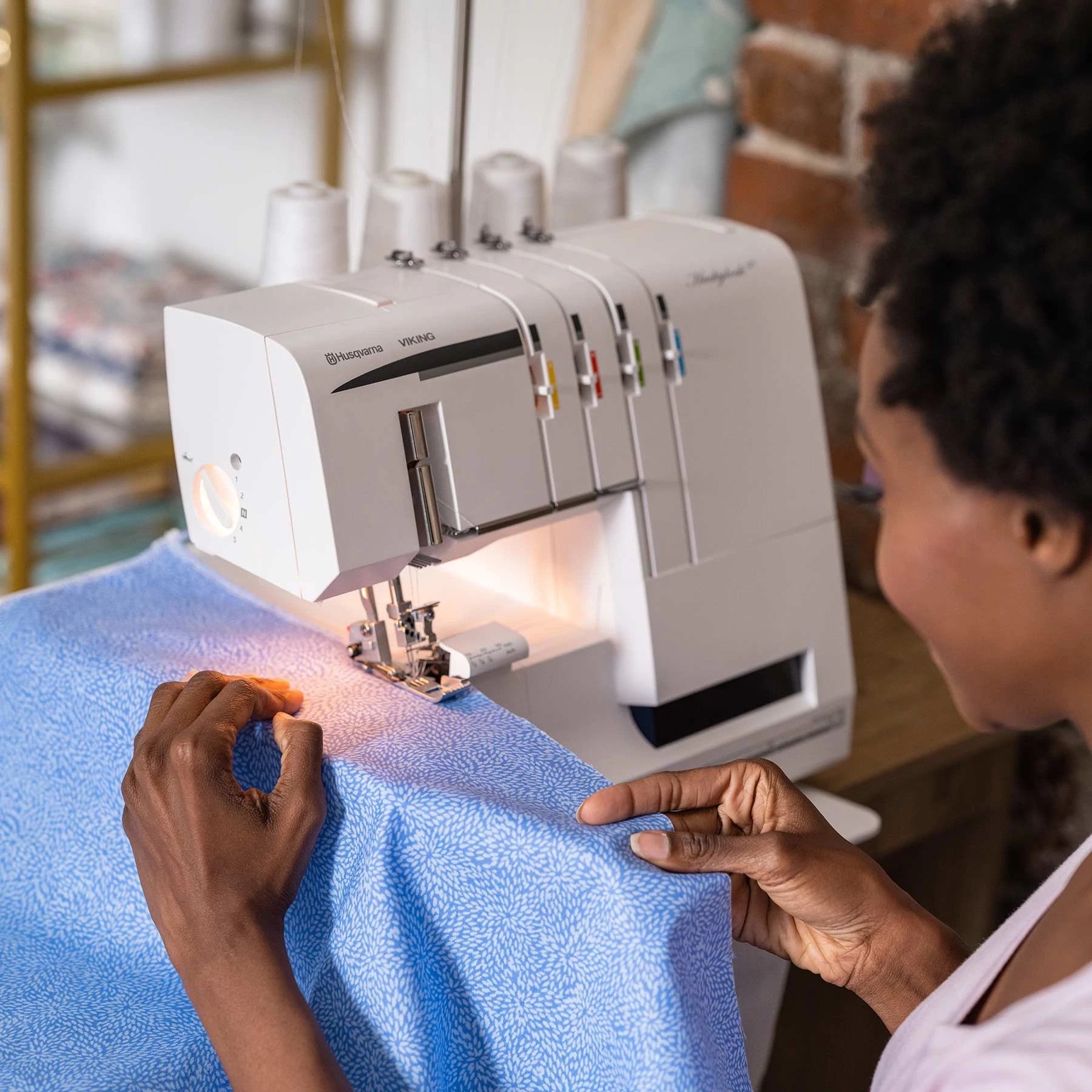 HUSQVARNA® VIKING® HUSKYLOCK™ S21 Overlock Machine - Prismatic Fiber Arts