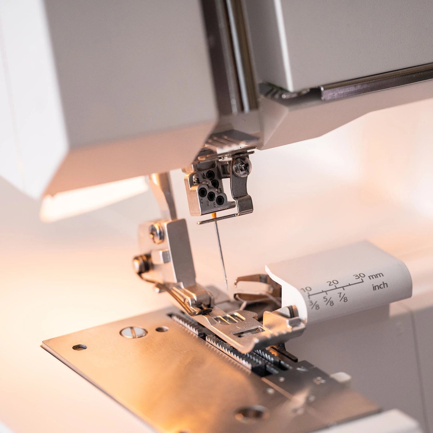 HUSQVARNA® VIKING® HUSKYLOCK™ S21 Overlock Machine - Prismatic Fiber Arts