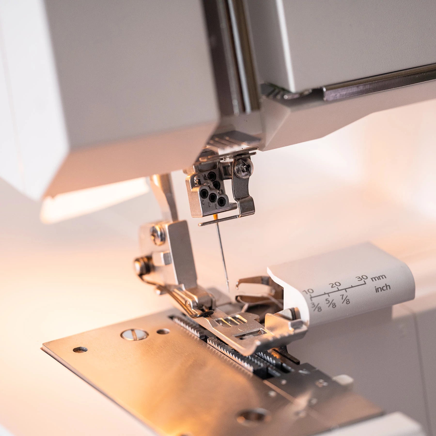 HUSQVARNA® VIKING® HUSKYLOCK™ S21 Overlock Machine - Prismatic Fiber Arts