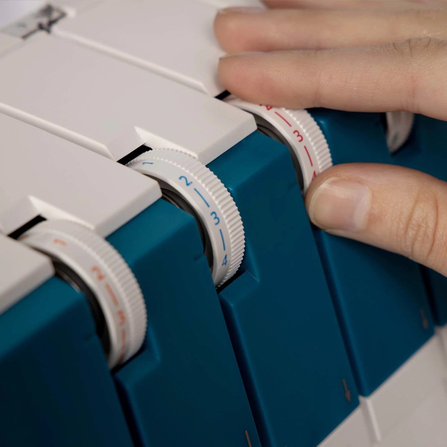 PFAFF® admire™ air 5000 Overlock Machine - Prismatic Fiber Arts