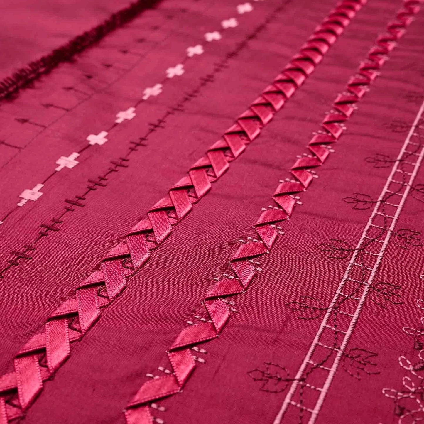 PFAFF® expression™ 715 Sewing Machine - Prismatic Fiber Arts