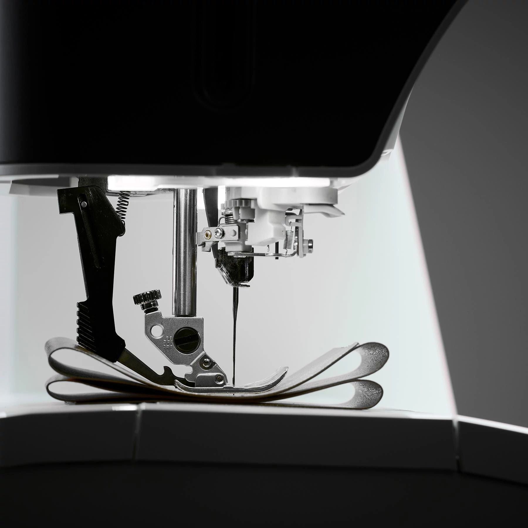 PFAFF® expression™ 715 Sewing Machine - Prismatic Fiber Arts