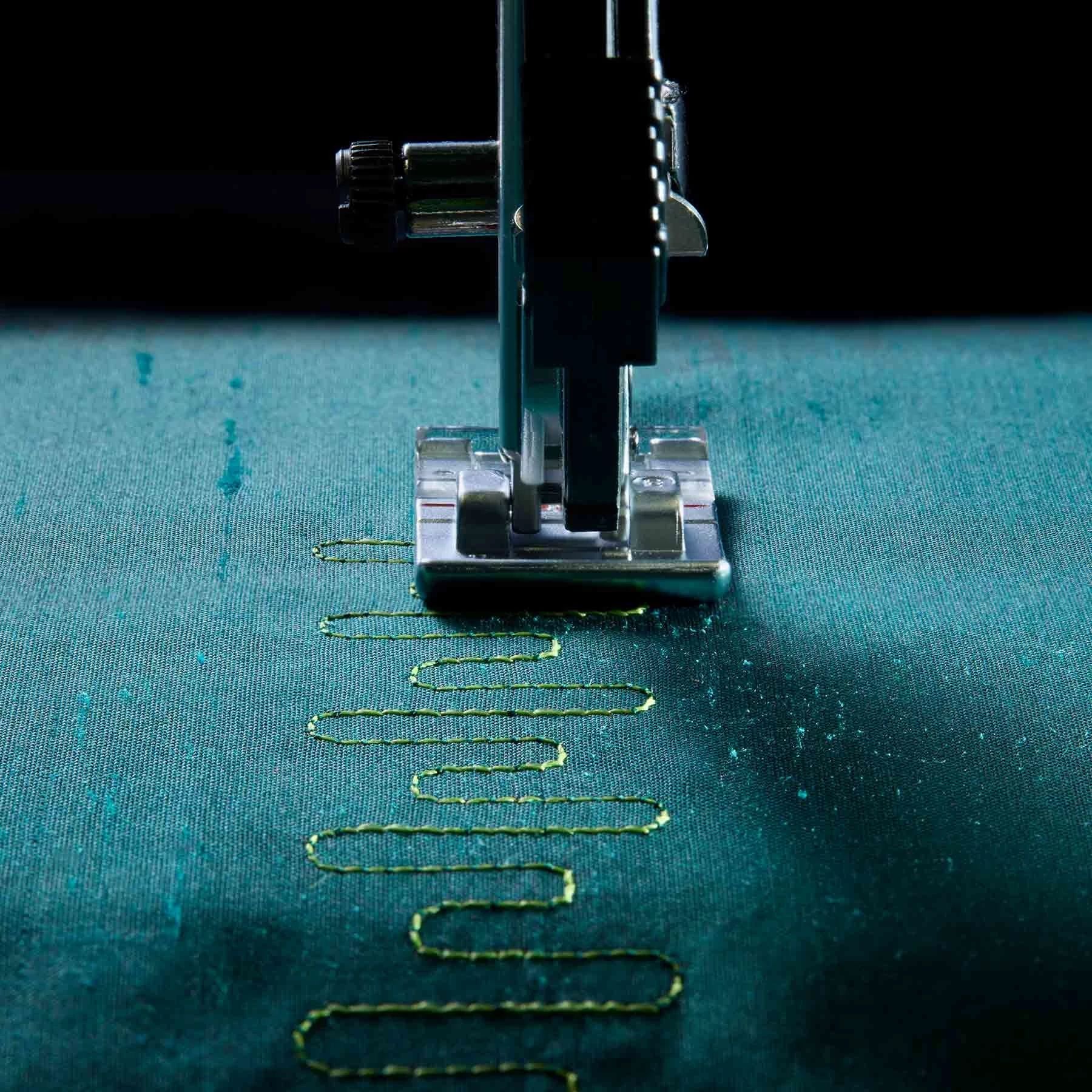 PFAFF® quilt expression™ 725 Sewing Machine - Prismatic Fiber Arts